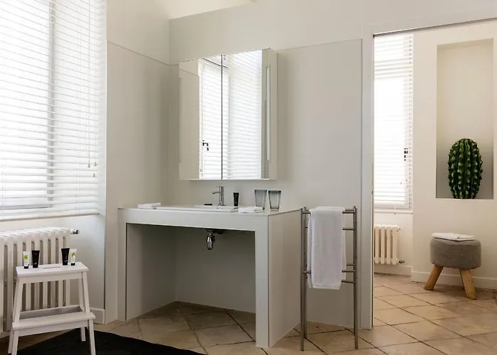 Le Manoir De La / Adults Only לינה וארוחת בוקר